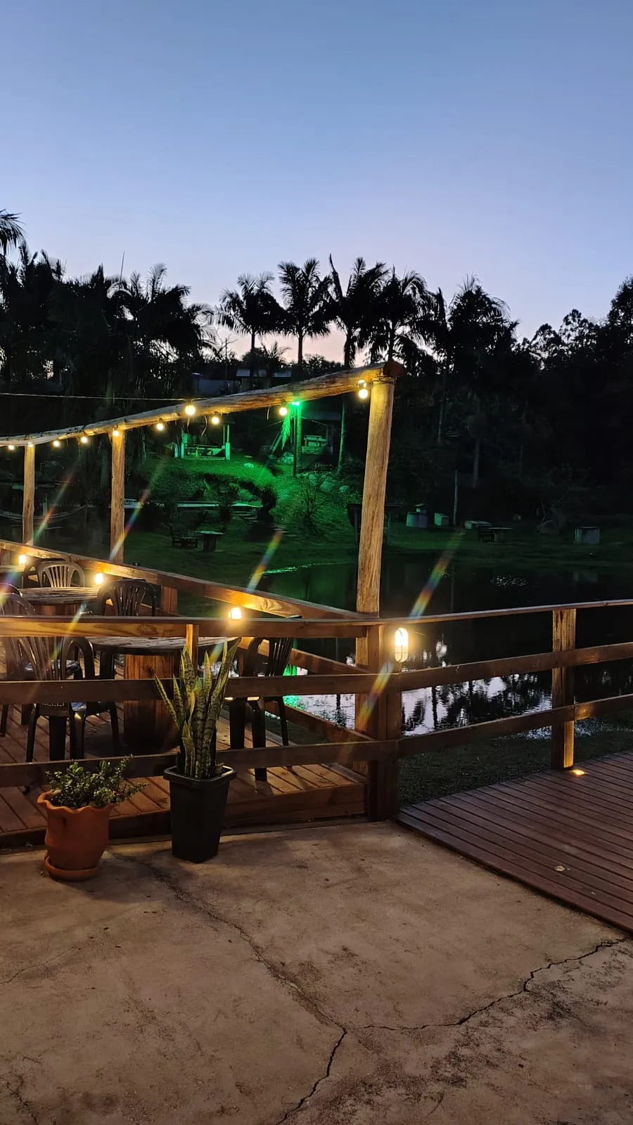 PIER8 deck iluminado à noite em Imaruí SC